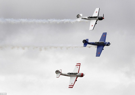 Máy bay nổ tung trong triển lãm, phi công may mắn thoát nạn
