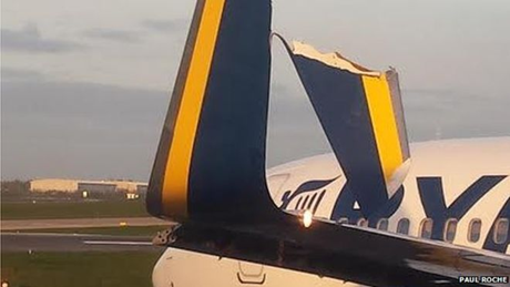 Cánh của một máy bay gần như gãy đôi sau va chạm. (Ảnh: