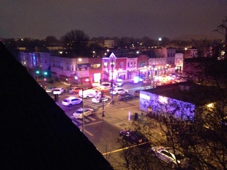 Các xe cảnh sát được huy động để truy đuổi nghi phạm. (Ảnh: