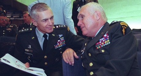 Nga lên án mạnh mẽ chiến dịch chống phá của Mỹ - 1 Cựu chỉ huy NATO Wesley Clark (trái) và cựu tướng