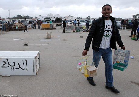 Những người đi buôn mang theo chó cảnh và chim cảnh đến bán tại khu chợ này.