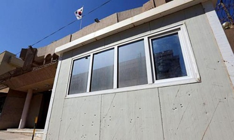 Nhiều vết đạn găm trên đồn gác của các nhân viên an ninh bên ngoài Đại sứ quán Hàn Quốc. (Ảnh: