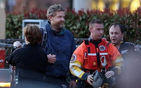 Thủy thủ Louis Jordan, 37 tuổi (thứ hai, từ trái sang). (Ảnh: