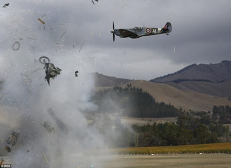 Máy bay nổ tung trong triển lãm, phi công may mắn thoát nạn
