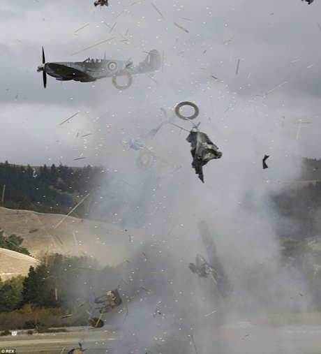 Máy bay nổ tung trong triển lãm, phi công may mắn thoát nạn