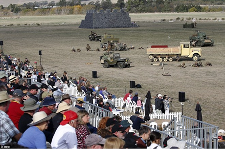 Máy bay nổ tung trong triển lãm, phi công may mắn thoát nạn