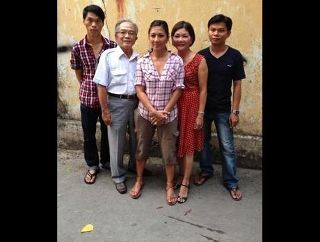 Nhà báo gốc Việt và hành trình lấp đầy "khoảng trống ký ức" - 4 Catherine chụp cùng mẹ ruột và gia đình của bà tại Việt Nam.