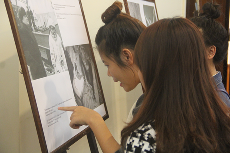 Các bạn sinh viên chăm chú quan sát trong triển lãm ảnh về phi hành gia 