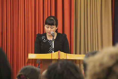 Các bạn sinh viên chăm chú quan sát trong triển lãm ảnh về phi hành gia 