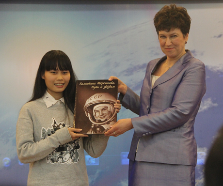  Bà Elena Robertovna trao phần thưởng cho em Cáp Hà Minh Anh. 