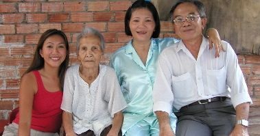 Nhà báo gốc Việt và hành trình lấp đầy "khoảng trống ký ức" - 6 Cath chụp cùng mẹ (người mặc áo xanh), bà ngoại và cha dượng.