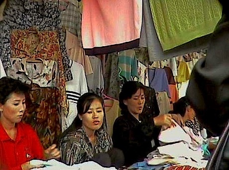 Đất nước bí ẩn Triều Tiên đang "thay áo mới" - 1 Một cửa hàng quần áo tại Chongjin. (