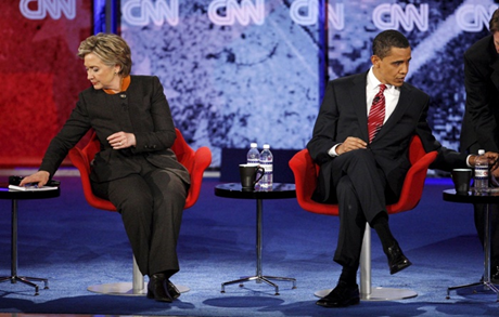 Bà Hillary tranh luận cùng ông Obama trong cuộc bầu cử.(Ảnh: 