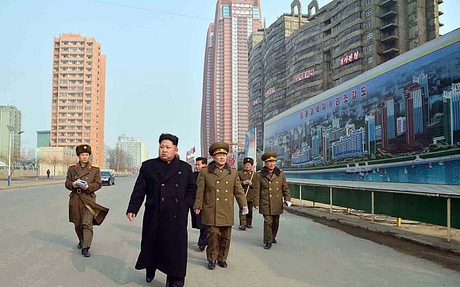 Đất nước bí ẩn Triều Tiên đang "thay áo mới" - 5 Lãnh đạo Triều Tiên Kim Jong-un đang đi cạnh một tòa nhà chung cư mới xây.