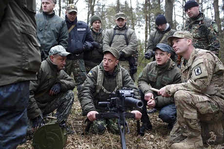 Lầu Năm góc bác cáo buộc binh sĩ Mỹ trong vùng chiến sự Ukraine - 1 Một lính Mỹ đang hướng dẫn các binh lính Ukraine. (Ảnh: