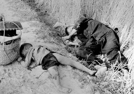 Lời xin lỗi muộn màng của lính Mỹ về vụ thảm sát Mỹ Lai 1968 - 1 Một người đàn ông và một em nhỏ bị tàn sát tại Mỹ Lai tháng 3/1968. (Ảnh: