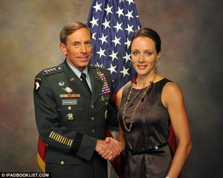 Ông David Petraeus và nhân tình Paula Braodwell. (Ảnh: