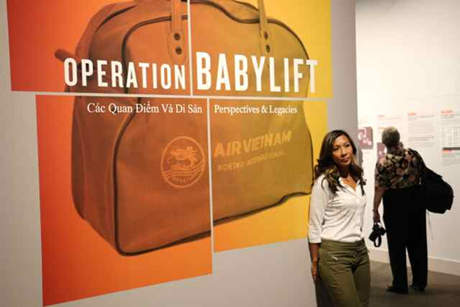 Nhà báo Cath Tuner, một đứa trẻ trong chiến dịch không vận năm xưa, tới thăm triển lãm.