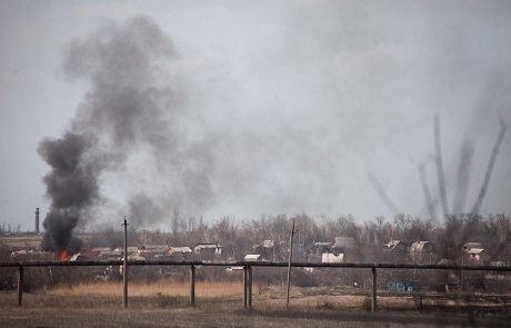 Kiev tăng cường pháo kích sau “tín hiệu” của Tổng thống Ukraine - 1 Khói bốc lên từ một ngôi làng gần sân bay Donetsk. (Ảnh: