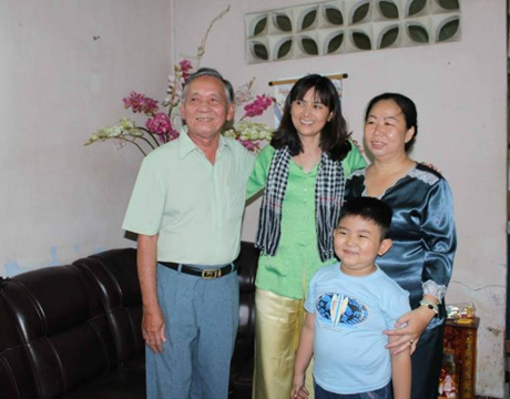 Nguyễn Ngọc Như và cha mẹ ruột tại Việt Nam.