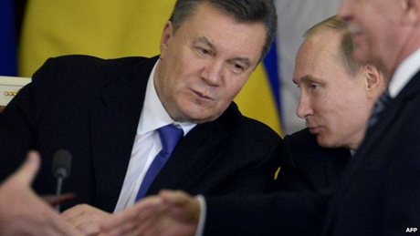Cựu Tổng thống Viktor Yanukovych (trái) theo chủ trương thân Nga. (Ảnh: