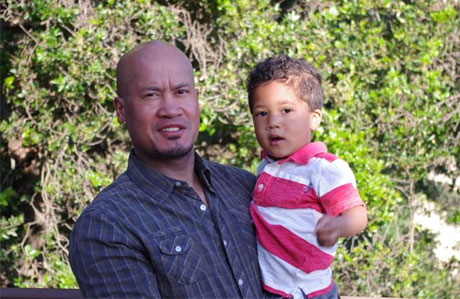 Peter Shepton cùng con trai Theo. (Ảnh: