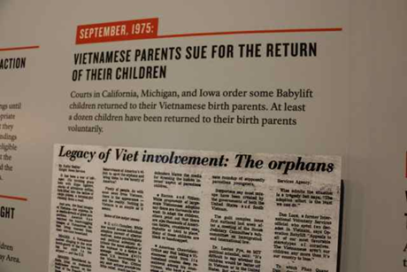 Một tấm bảng tổng hợp những bài báo tiêu biểu về chiến dịch không vận trẻ em năm 1975.