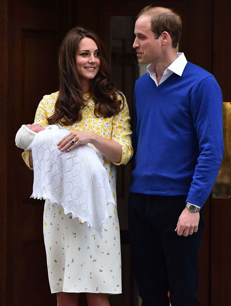 Hai vợ chồng Hoàng tử William hạnh phúc đón tiểu công chúa về nhà. (Ảnh: