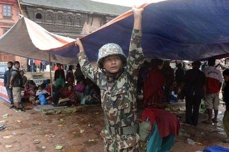 Nepal: Người dân đổ ra đường sau động đất, biến thủ đô thành khu trại lều - 6 BBC