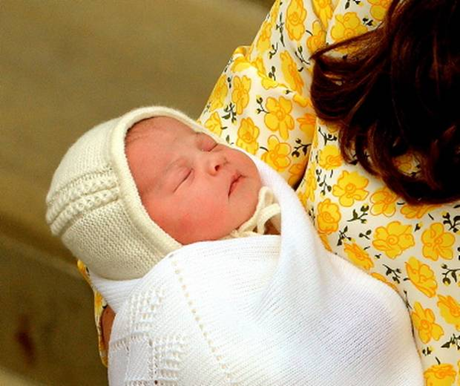 Tiểu công chúa bé bỏng ngủ ngoan trong vòng tay mẹ. (Ảnh: