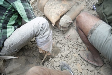 Một người Nepal được tìm thấy trong đống đổ nát. (Ảnh: