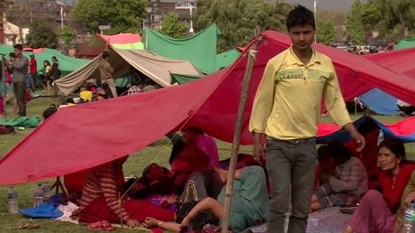 Nepal: Người dân đổ ra đường sau động đất, biến thủ đô thành khu trại lều - 1 Nepal: Người dân đổ ra đường sau động đất, biến thủ đô thành khu trại lều
