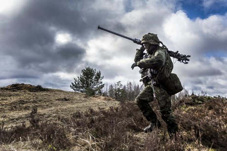 Một binh lính tham gia cuộc tập trận của NATO hồi trung tuần tháng 4 vừa qua. (Ảnh: