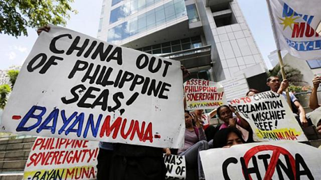 Tàu hải giám Trung Quốc dùng vòi rồng xua đuổi ngư dân Philippines