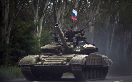 Tướng Ukraine nêu đích danh các lữ đoàn Nga tham chiến tại miền đông - 1 Xe tăng của lực lượng ly khai cắm cờ Nga, chụp tại Donestk, đông Ukraine. (Ảnh: