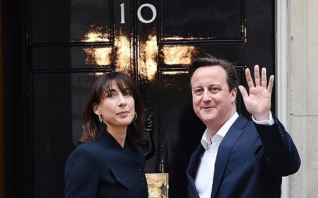 Đảng của Thủ tướng David Cameron bất ngờ thắng lớn trong cuộc tổng tuyển cử Anh - 1 Thủ tướng Anh David Cameron và phu nhân. (Ảnh: