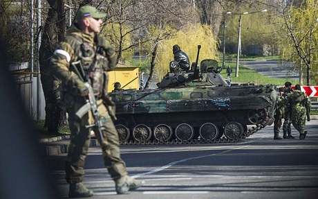 Lực lượng ly khai thân Nga phong tỏa một con đường ở Dotnesk, đông Ukraine. (Ảnh: