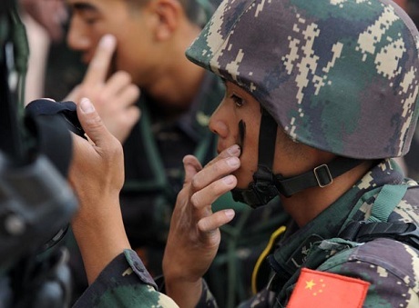 Binh sĩ Trung Quốc chuẩn bị tham gia tập trận. (Ảnh: