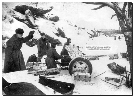 Hồng quân Liên Xô chuẩn bị vũ khí trước một trận đánh. (Ảnh: