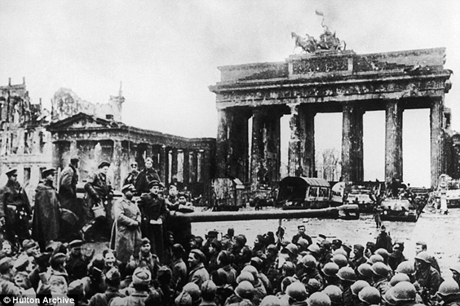 Binh lính Mỹ và Hồng quân Liên Xô tại Cổng Brandenburg tại thủ đô sau khi Berlin sụp đổ. 