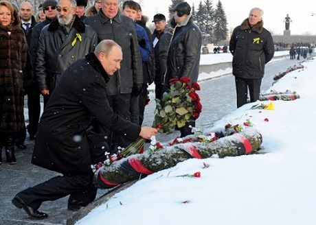 Putin trải lòng về những ký ức không bao giờ phai nhạt về Thế chiến II - 2 Tổng thống Putin kính cẩn đặt hoa tại nghĩa trang St.Petersburg. (Ảnh: