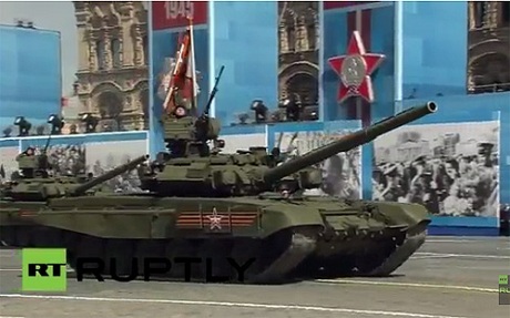 Xe tăng Armata T-14 tham gia lễ diễu hành. (Ảnh: RT) 