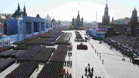 Binh lính xếp hàng ngay ngắn tại Quảng trường Đỏ. (Ảnh: RT)