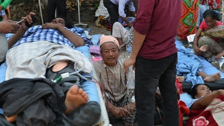 Người dân Nepal đổ xô ra đường sau trận động đất 7,3 độ richter - 4 Người dân Nepal đổ xô ra đường sau trận động đất 7,3 độ richter