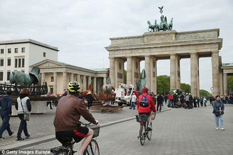 Binh lính Mỹ và Hồng quân Liên Xô tại Cổng Brandenburg tại thủ đô sau khi Berlin sụp đổ. 