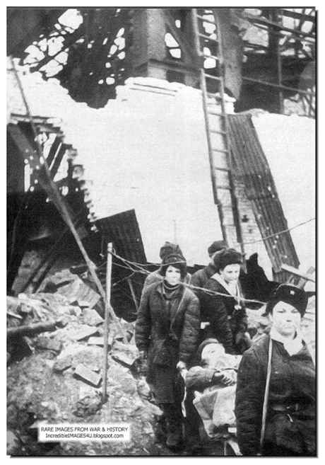 Các y tá tìm kiếm và điều trị cho binh lính bị thương. 