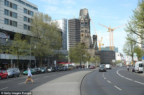 ... và ảnh chụp nhà thờ này sau 7 thập niên.