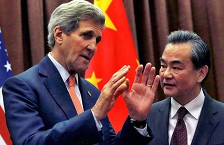 Ngoại trưởng Mỹ John Kerry (trái) và người đồng cấp Trung Quốc Vương Nghị. (Ảnh: