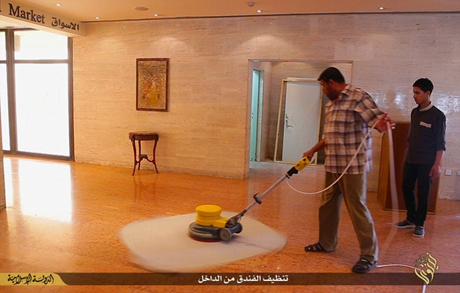 Dọn vệ sinh bên trong khách sạn mới.