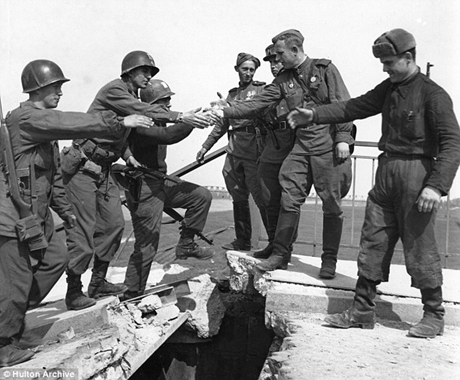 Các bức ảnh cho thấy sự phối hợp của các binh sĩ Liên Xô và Mỹ sau khi giành được Berlin.